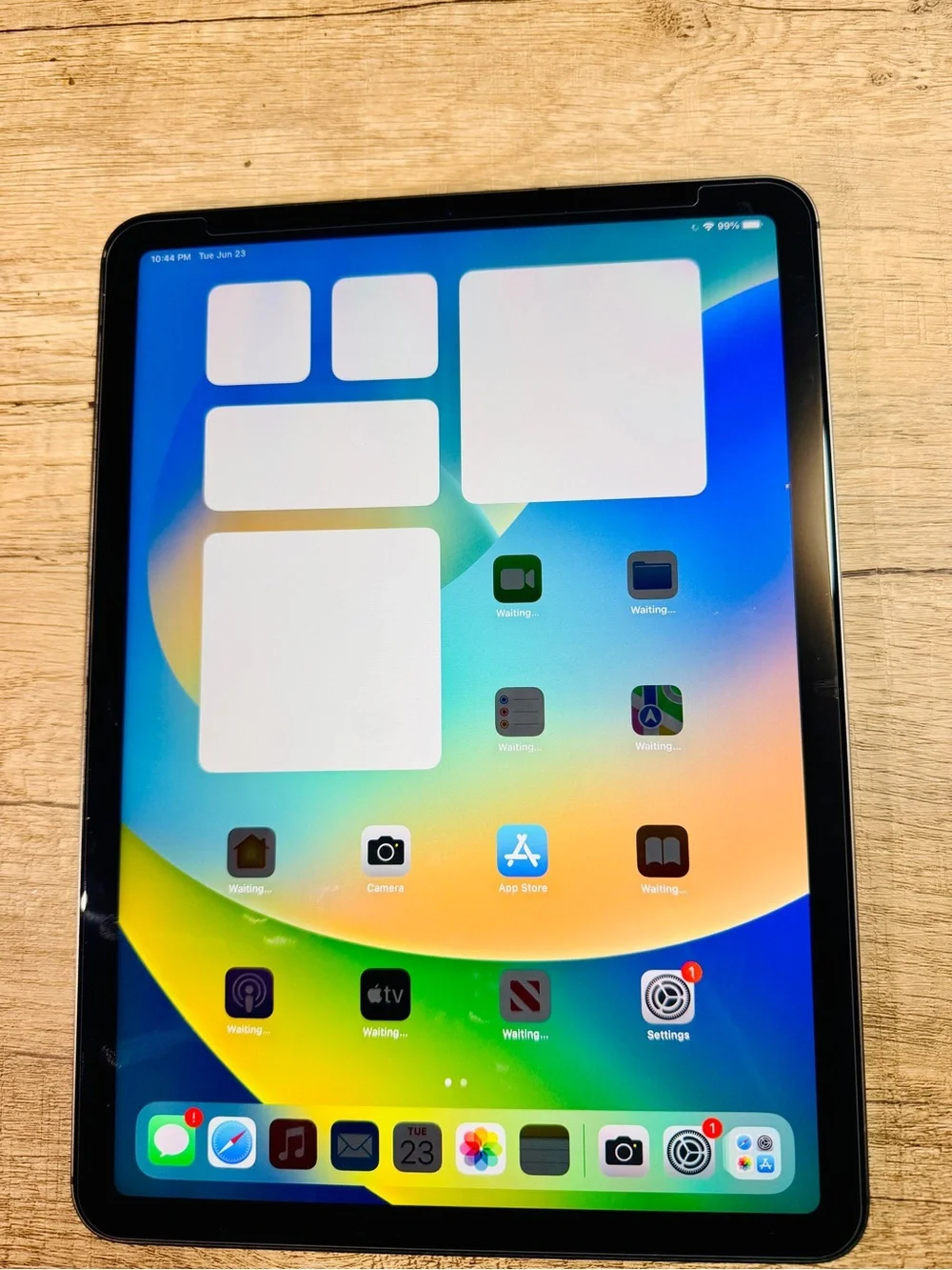 Apple iPad Air 5th Gen (64GB, Wi-Fi + Cellular) + Keyboard case. - Picture 8 of 9